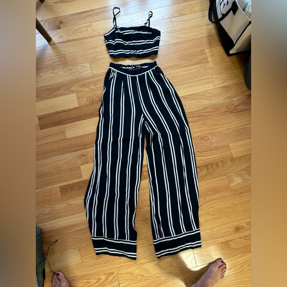 Lulu’s two-piece outfit, navy
